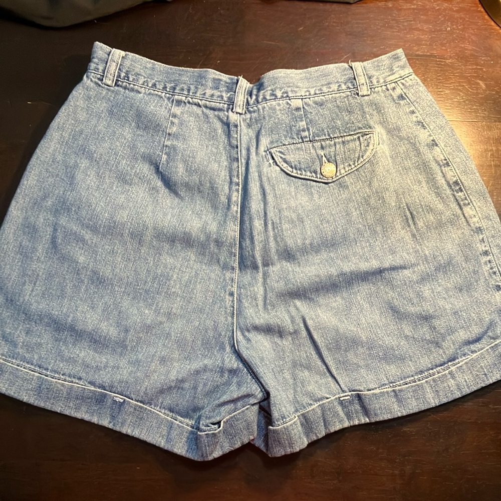 The Limited Vintage 90s Light-Medium Wash Denim Pleated and Cuffed Shorts - Picture 5 of 7